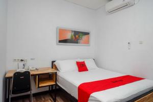 RedDoorz Plus near Patung Kuda Undip