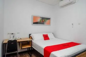 RedDoorz Plus near Patung Kuda Undip - Jatingaleh