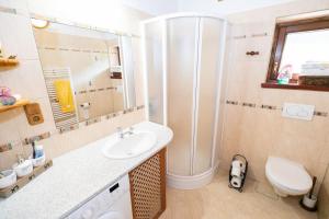 Očarujúci drevený dom v prírodnom prostredí