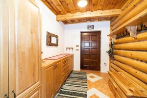 Očarujúci drevený dom v prírodnom prostredí