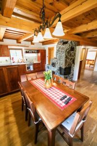 Očarujúci drevený dom v prírodnom prostredí