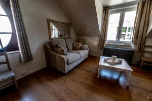 Les 3 chapeaux Dinant 6p Les canotiers 4p avec terrasse Le melon 2p SANS terrasse