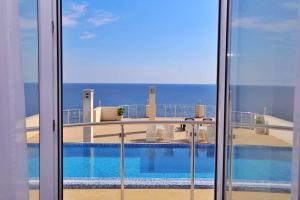 Modern apartment with sea view in Dobra Voda, 95 m², Pool