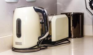 “Pop Inn” modern apartment in heart of Bryanston