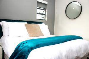 “Pop Inn” modern apartment in heart of Bryanston