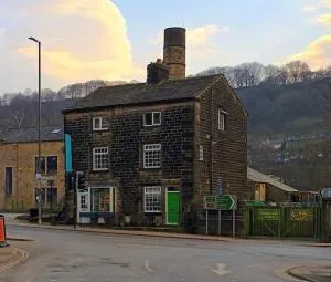 Hebden Bridge - House - Sleeps 8 - Pet Friendly - Mytholmroyd
