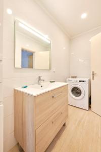 Charming 3BR APT w patio, by TimeCooler