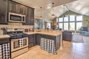 Lovely Lake Arrowhead Home with Private Hot Tub