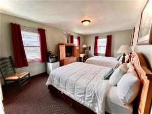 Queen Room with Two Queen Beds room in Rugged Country Lodge