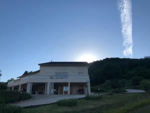 Maisons de vacances Trois gites ensemble dans le meme immeuble devant la piscine avec terrasses offrant une vue magnifique, dont une couverte au niveau de la piscine et vue sur la vallee a l'etage : photos des chambres