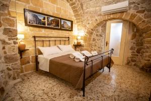 DOMUS CESARE - dimora storica totalmente in pietra nel cuore del centro storico con cabina doccia pietra in camera e zona relax esterna-historic residence entirely made of stone in the heart of the historic center with stone shower cabin in the room