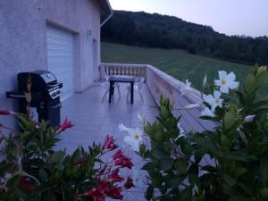 Maisons de vacances Trois gites ensemble dans le meme immeuble devant la piscine avec terrasses offrant une vue magnifique, dont une couverte au niveau de la piscine et vue sur la vallee a l'etage : photos des chambres