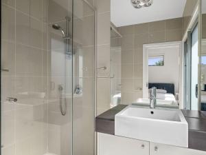 Anderson Central Townhouse - Walk to Shops & Beach