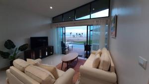 Lom Lay Beach Front Pool Villa Chaam, Huahin