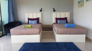 Lom Lay Beach Front Pool Villa Chaam, Huahin