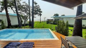Lom Lay Beach Front Pool Villa Chaam, Huahin