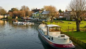 Clopton Bridge, Stratford-upon-Avon, Warwickshire CV37 7HP, England.