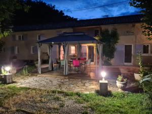 Maisons de vacances Maison avec riviere, piscine, SPA, SAUNA Infrarouge,terrain boules, ping-pong, volley et Badminton : photos des chambres