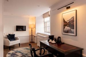 Deluxe Room room in Gunmakers