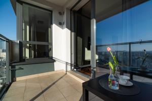 View Of The City Skyline Apartment