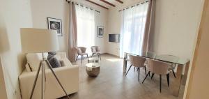 Two-Bedroom Apartment with Balcony (5 Adults) room in Balmes 1-6 pax + terrace very close to the Central Market