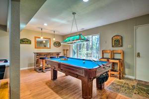 Game Room & Deck: ‘Oso Cozy Cabin’ in Arnold!