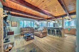 Game Room & Deck: ‘Oso Cozy Cabin’ in Arnold!