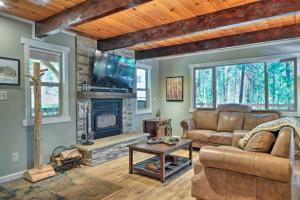 Game Room & Deck: ‘Oso Cozy Cabin’ in Arnold!