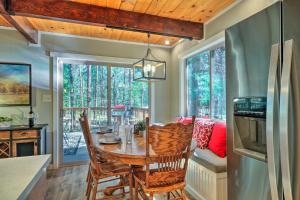 Game Room & Deck: ‘Oso Cozy Cabin’ in Arnold!