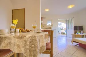 Charming and bright aptwalking distance to beach