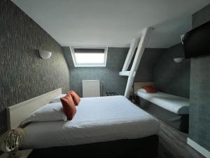 Hotels Hotel De Troyes : photos des chambres