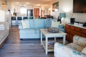 Airy Oceanfront Condo Beach Views and Pool Access!