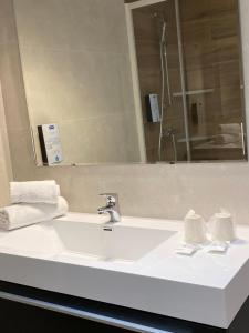 Hotels Kyriad Chalon-Sur-Saone Centre : Chambre Quadruple - 1 Lit Double et 2 Lits Simples