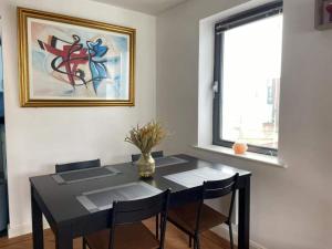 Lovely 2-Bedrooms Apartment Step to The Beach