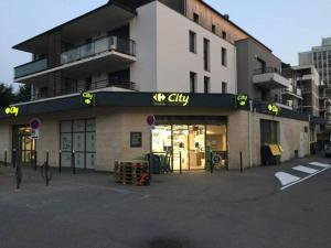 Appartements Logement a Brive avec terrasse et climatisation pres du centre-ville et de la gare - Fibre internet et stationnements gratuits : photos des chambres
