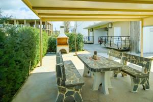 Nancys budget villa with pool & Jacuzzi by "elite"