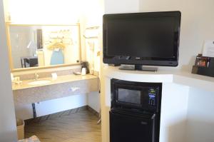 Howard Johnson by Wyndham Houston Heights Downtown