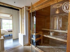 Maisons de vacances Gite Saint-Germain-Lespinasse, 7 pieces, 14 personnes - FR-1-496-6 : photos des chambres