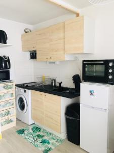 studio cosy et moderne au couchant situé 150m de la plage -avec PARKING GRATUIT PRIVE - 25m2 - climatisé - balcon - wifi gratuit