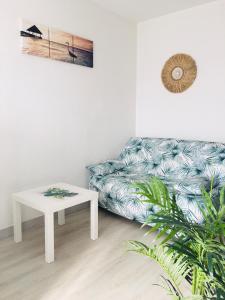 studio cosy et moderne au couchant situé 150m de la plage -avec PARKING GRATUIT PRIVE - 25m2 - climatisé - balcon - wifi gratuit