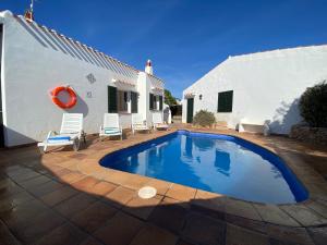 Villa con piscina privada y gran jardín