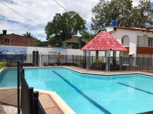 Casa comoda, bien ubicada en conjunto con piscina