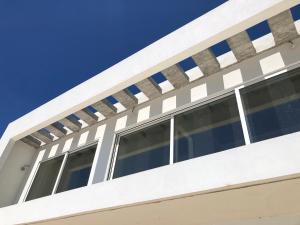 Kuro Beach House - Oceanfront Luxury & 25m pool