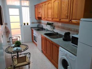 CONFORTABLE, BRIGHT, WELL LOCATED APARTMENT