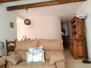 CONFORTABLE, BRIGHT, WELL LOCATED APARTMENT