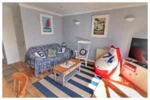 Self Contained Flat with Private Garden & Parking