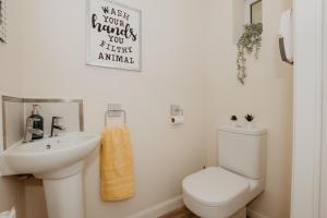 Coyle House, 3 bed,Corby, super kings or twins, driveway, free wi-fi, corporates welcome