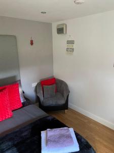 The Glen Guest House 1-bedroom guest house with free parking