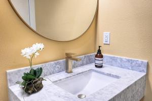 THe Oleander Hotel Room Number 4