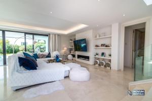 Remarkable 5-BDRM Villa - Heated POOL & GYM